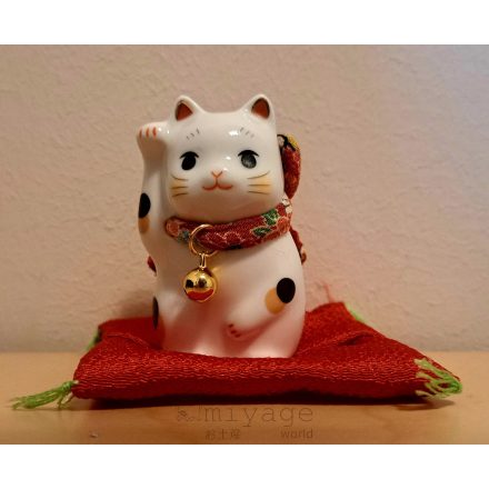 Maneki neko cica 7 cm masnival és csengővel